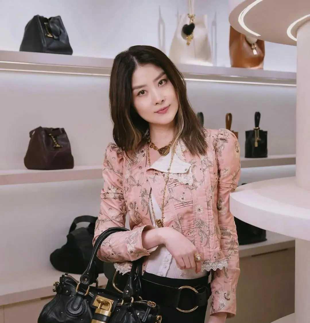 82岁武打明星一句“谁动她不行”，竟被全网认作陈慧琳的“亲叔叔”。
真相揭开时，