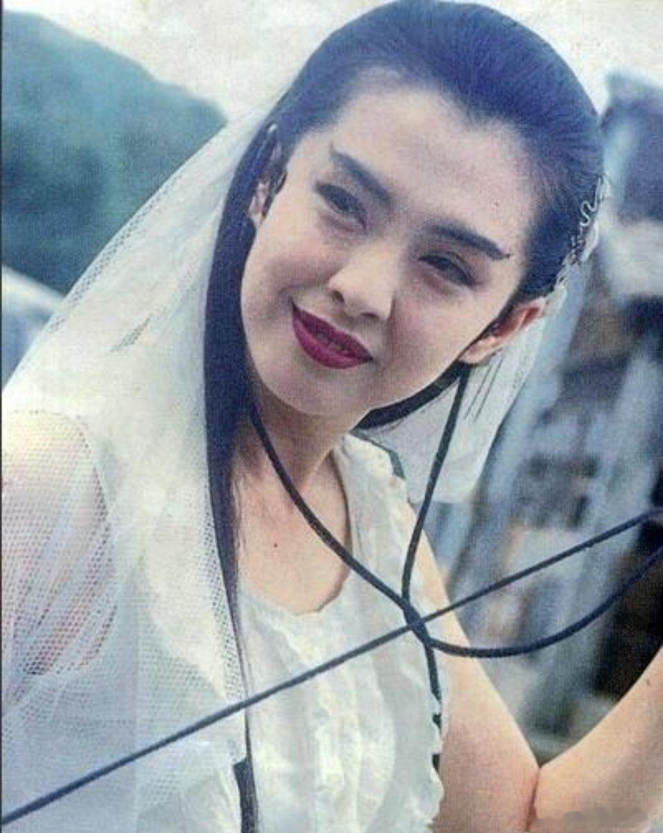 王晶曝王祖贤离开娱乐圈原因演白蛇的时候就有明显的年龄感了，花期有点短，倩女幽魂的