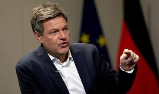 最近国际政坛可太热闹了，德国和美国这几十年的铁杆盟友因为中东的事直接公开吵翻，一
