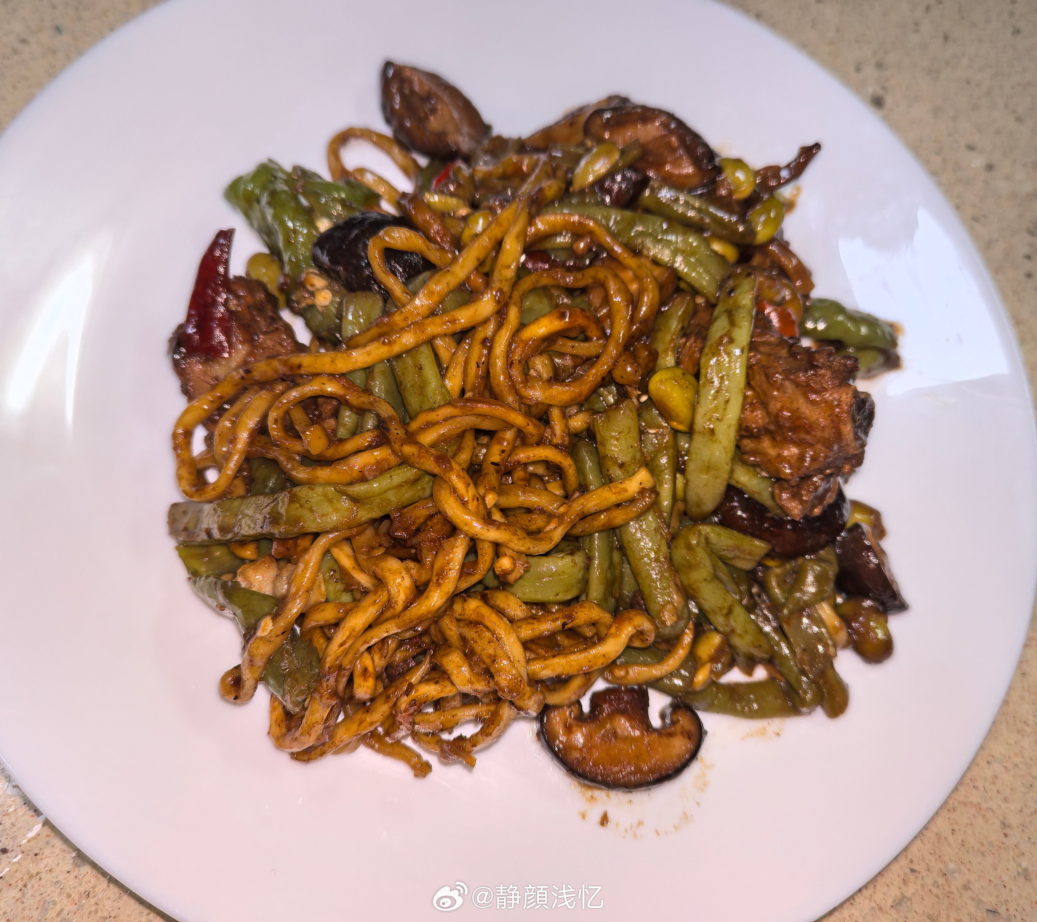今天晚饭豆角排骨焖面，巨好吃！朋友下午问我晚上想吃什么，我说想吃面，但不想吃汤面
