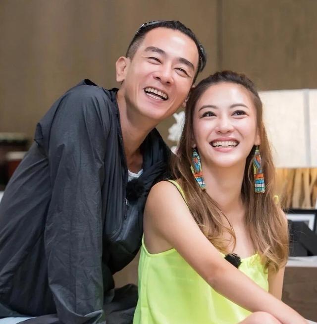 陈小春说：我选应采儿做我的妻子，不是因为她长得好看，也不因为她身材好，而是她爱笑