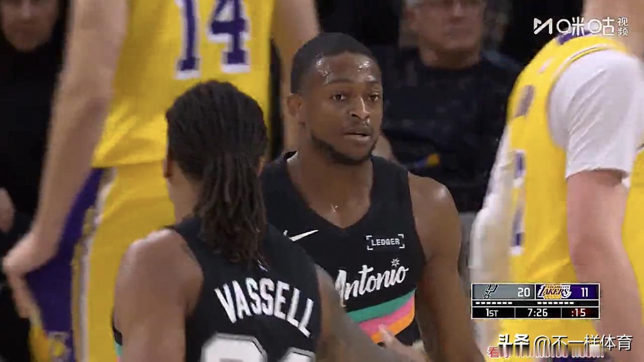 背靠背湖人队对阵马刺队首发阵容：拉拉维亚、八村塁、海斯、肯纳德、巴夫金，一场来文