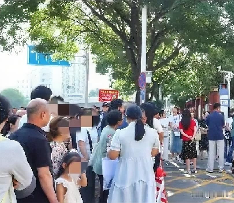 这个中考监考老师真该歇歇了，
数卷子的时候手抖，
发卷子的时候手抖，
就连签个名