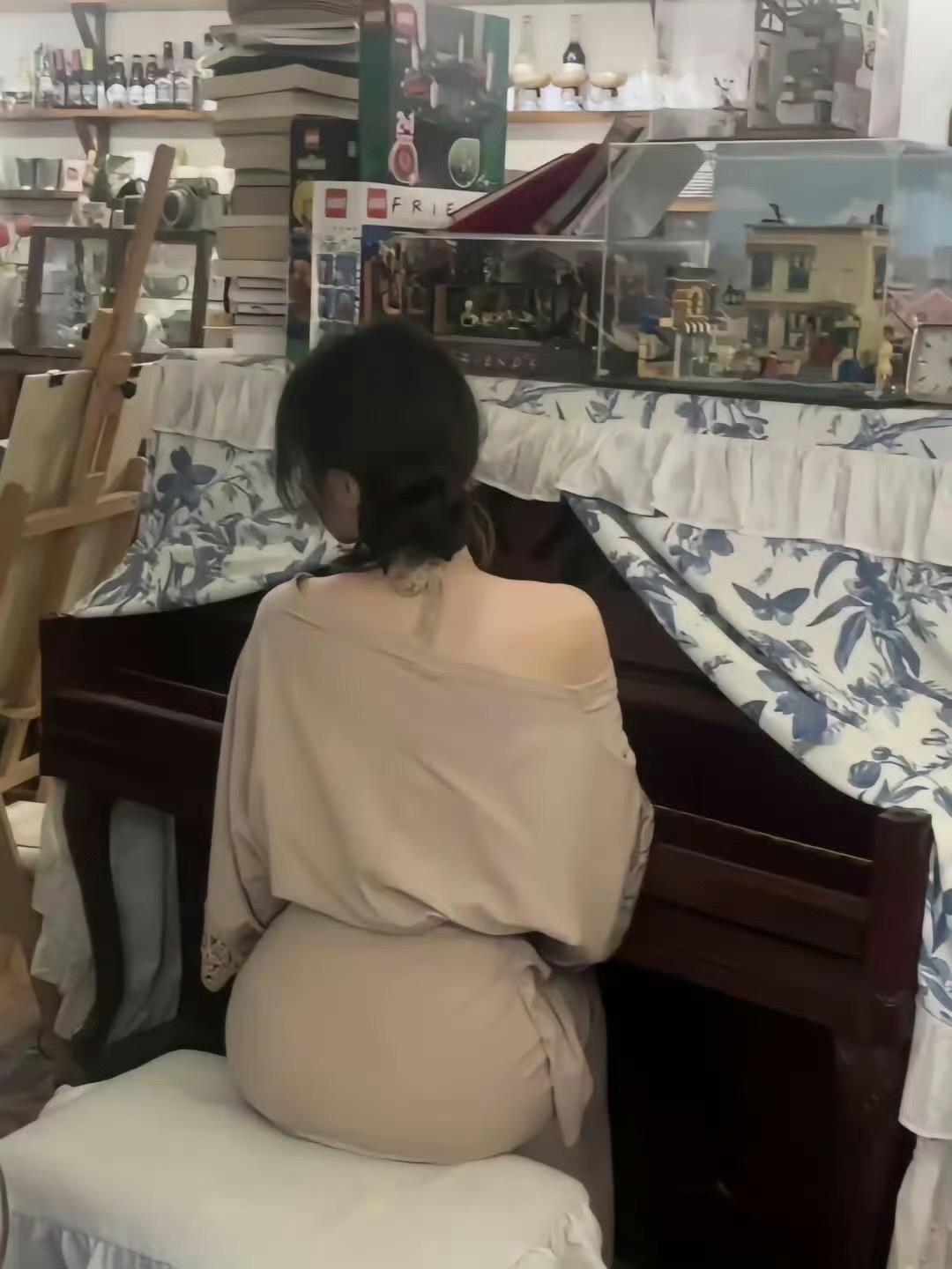 手机充电的时候为什么会响一声      