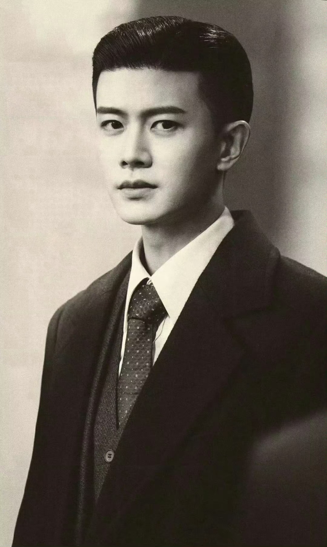 任嘉伦老辈审美周正脸 任嘉伦这周正脸完全是老一辈会爱的长相，西装革履梳起头发，演