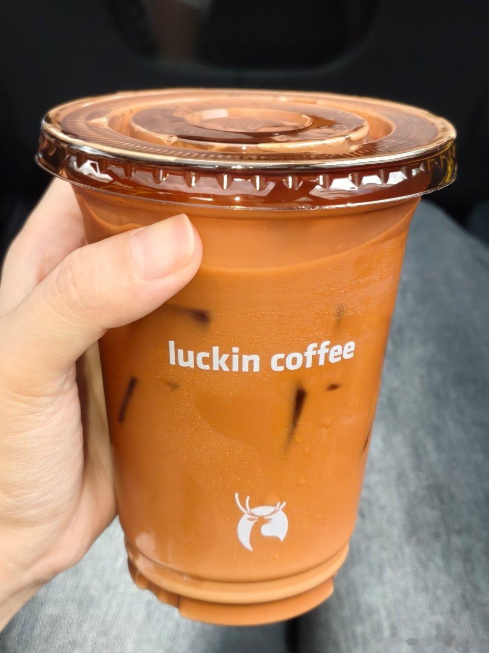 早啊(つω｀)~☆瑞幸大师系列的咖啡的杯子看着还挺高档 