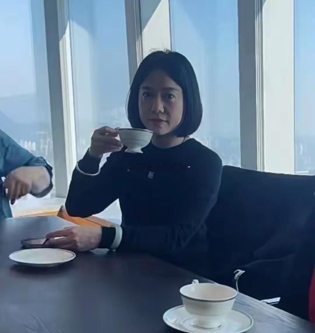 48岁的杨振宁太太翁帆，皮肤白皙，眼睛又大又圆，少女感依存！其现身香港探望老友，