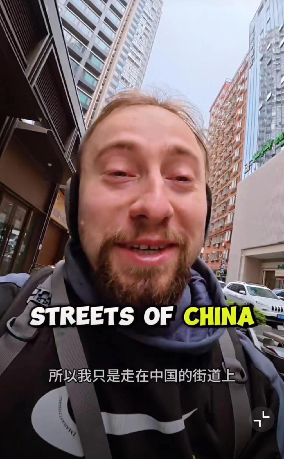 老外来中国旅游，发现有人将笔记本电脑遗留在电动车上，来往路人居然没人拿走它，他被