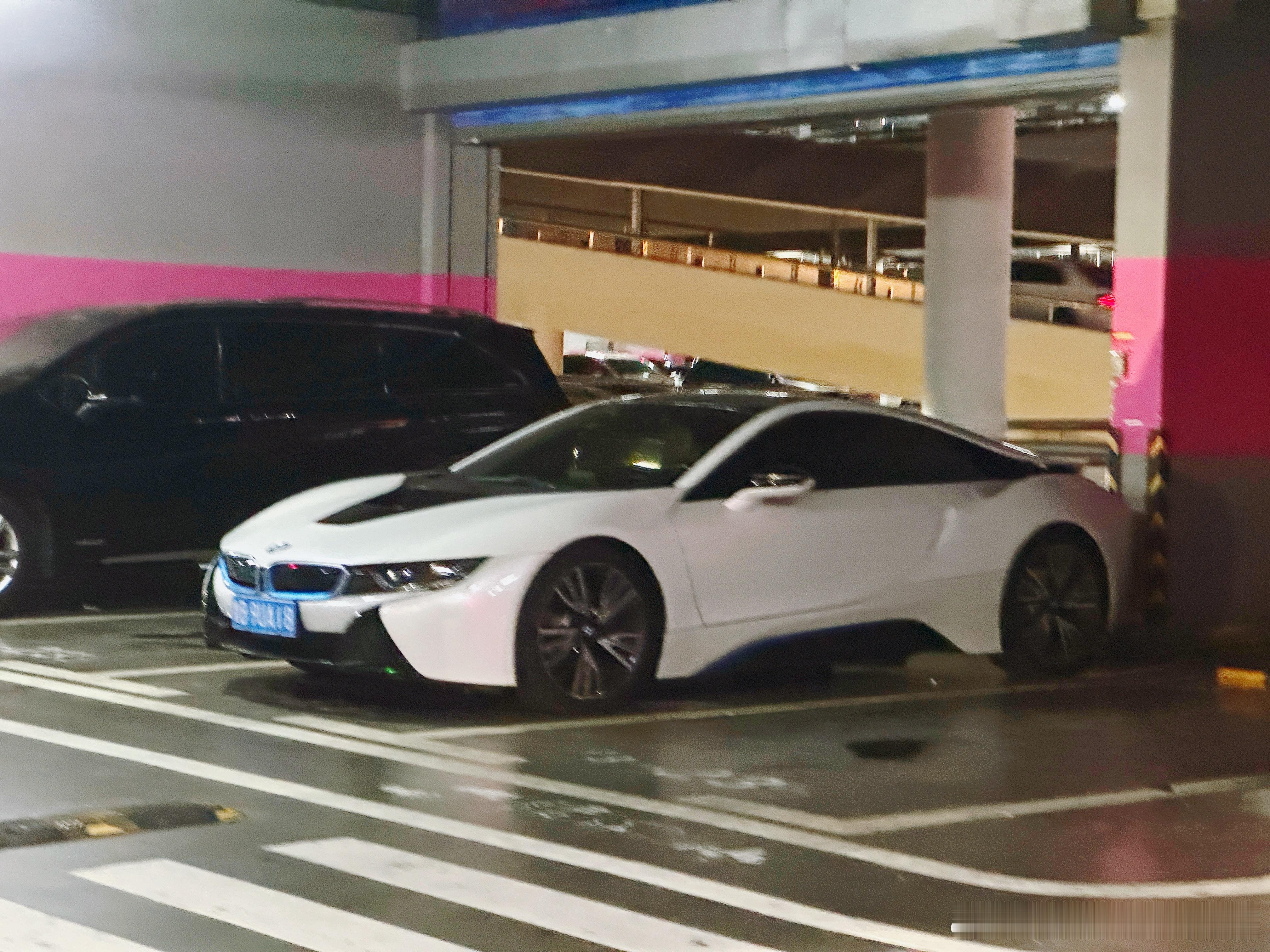 抵达青岛，停车场看见一台宝马i8，这车太超前了，即便放在现在仍旧非常帅！米帅的车
