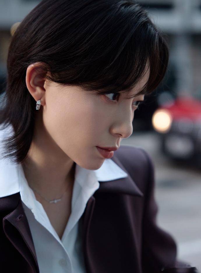李斯丹妮港风西装从头帅到脚 真没想到李斯丹妮港风西装造型这么惊艳！狼尾头酷炫又吸
