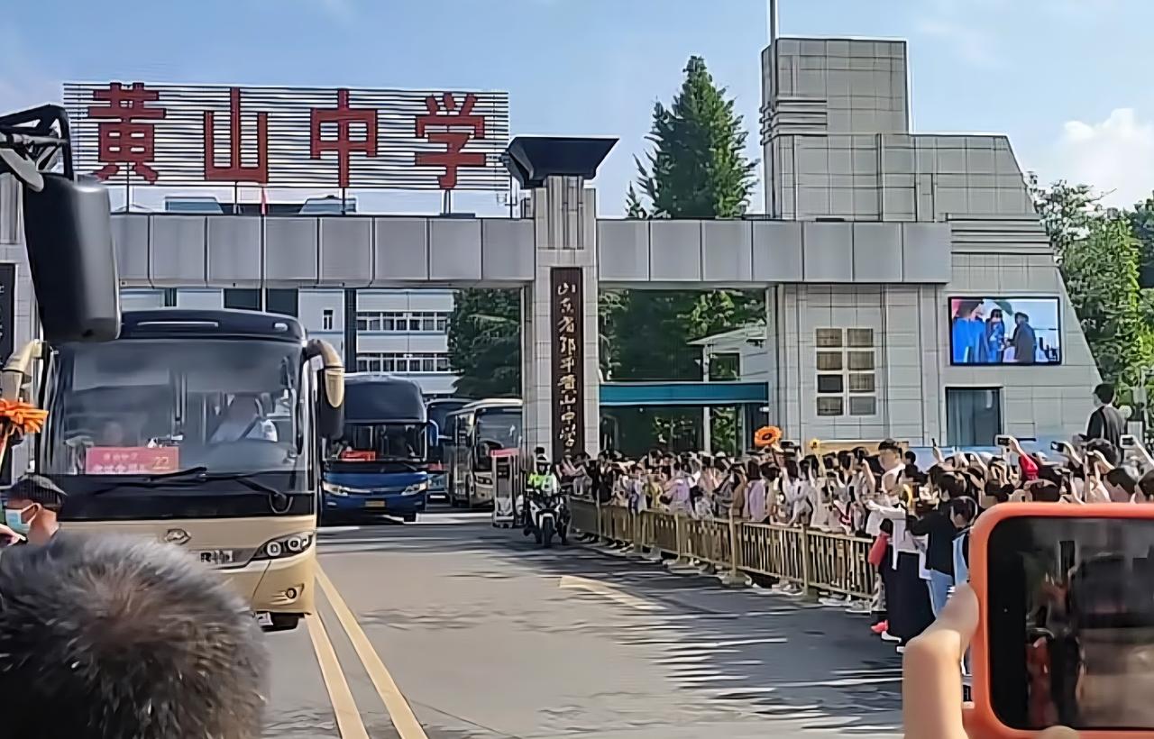 邹平家长镜头里的高考，全是牵挂


昨天，我看着邹平黄山中学门口这些画面，心里真