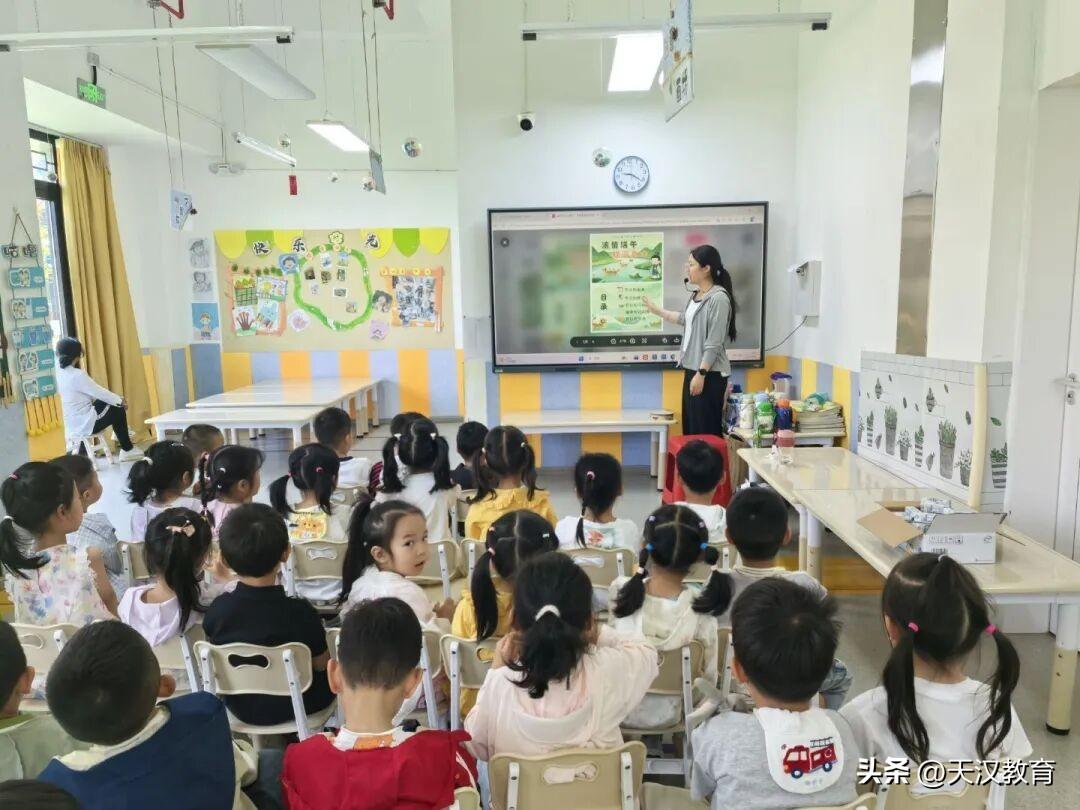 汉中兴汉新区第五幼儿园端午节活动。老师借助故事、图片，为幼儿讲解端午由来与各类民
