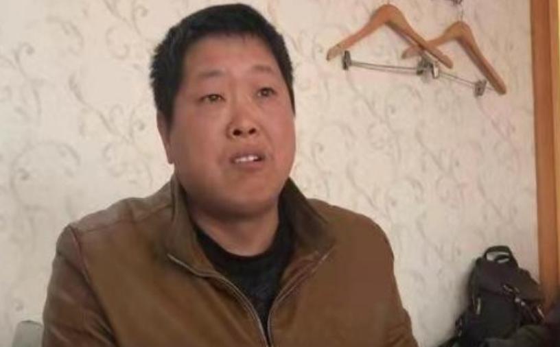 河南郸城的退伍军人仵瑞华在街头修了二十多年水电，47岁那年去镇政府闲逛，竟在公示
