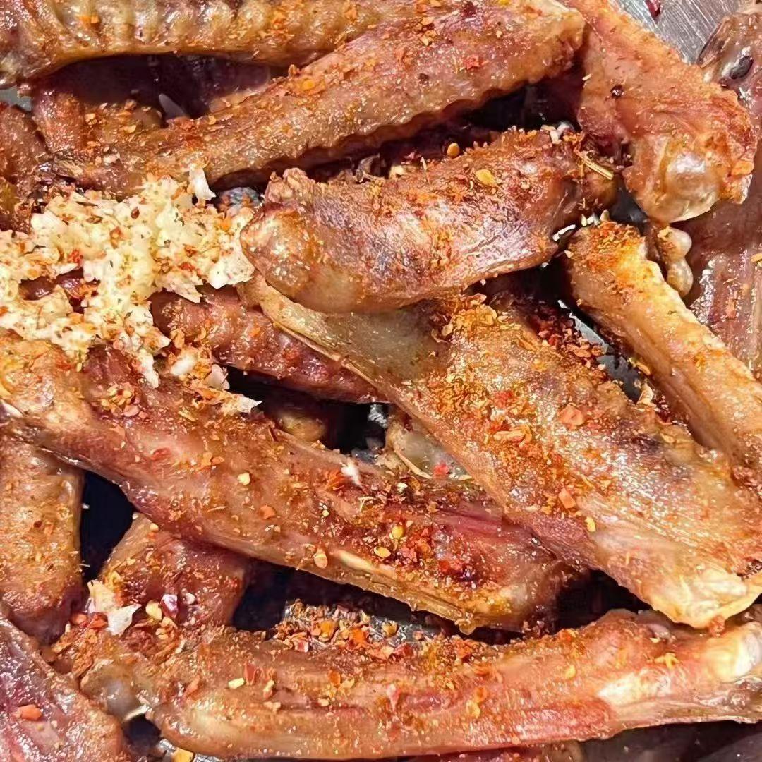 一堆香辣烤鸡翅，看起来好想吃！
