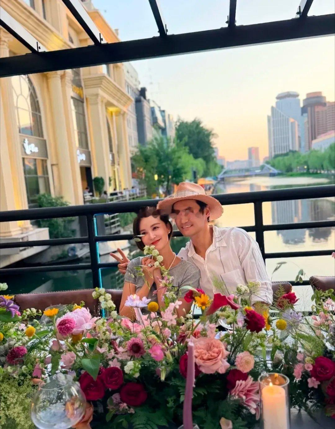 袁弘晒照，和老婆张歆艺庆祝结婚十周年，俩人的感情还是好，当众接吻，甜如蜜。