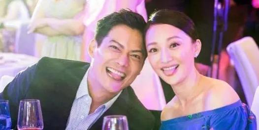 2010年，周迅前男友贾宏声趁父母不注意，从14层一跃而下，父母跑下楼时，他已身