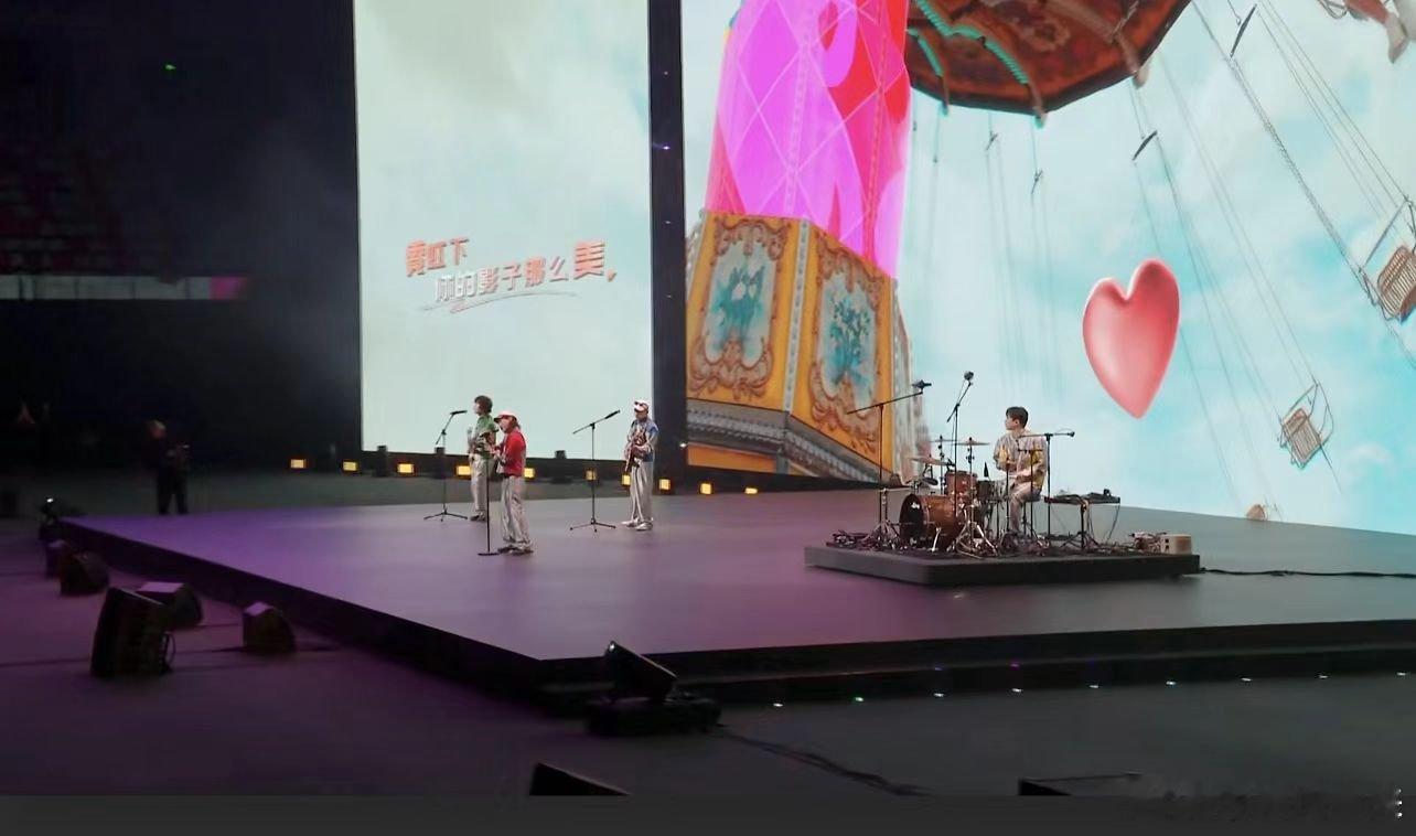 华为发布会秒变Livehouse现场霓虹甜心一响我的DNA就动了 这样的发布会比