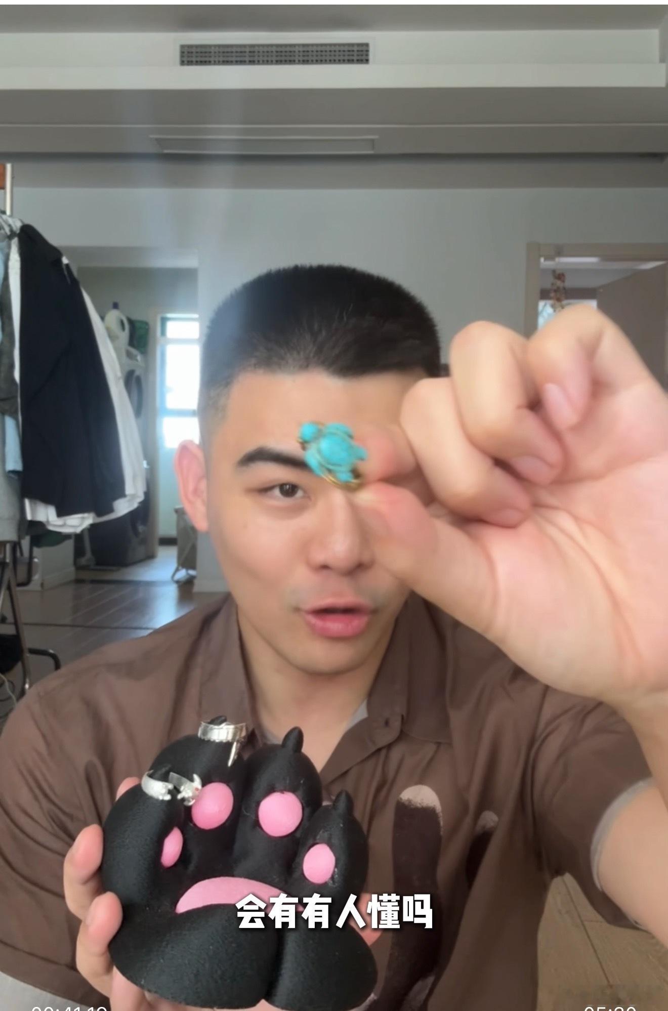 我就这样被网友告知我在国外中古店 自称是“艺术家本人编制款”的超可爱的价值368