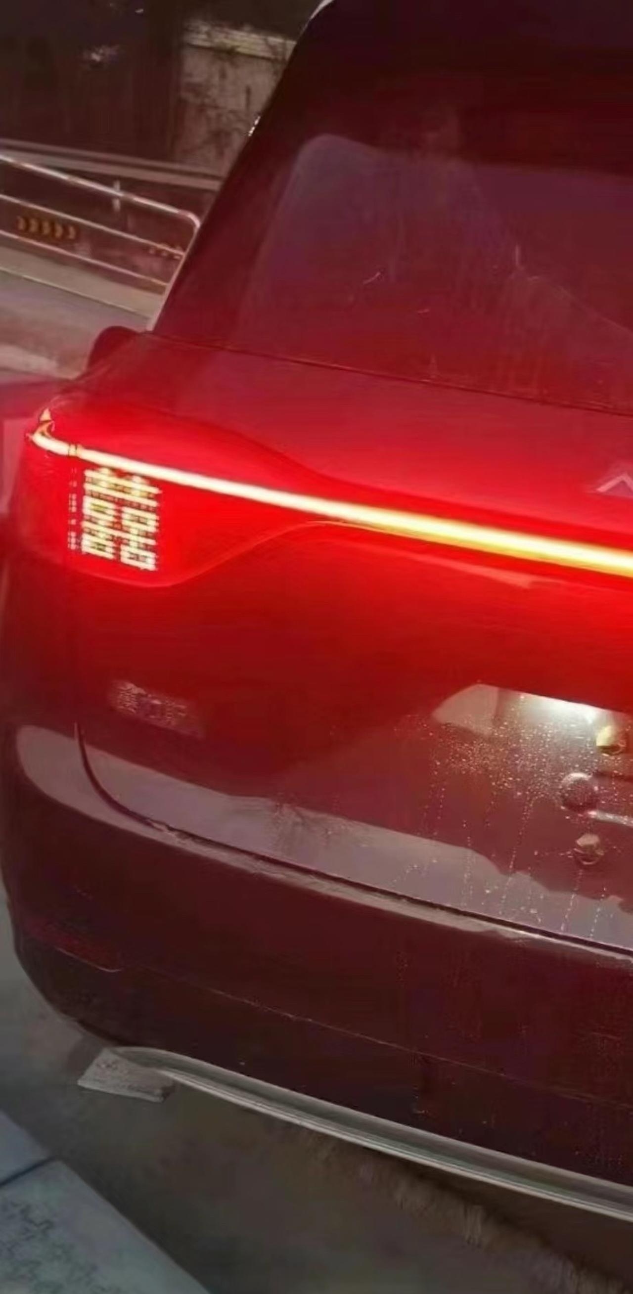 路上有网友拍到到问界 M9 的尾灯上出现了一个“囍”字，而且看起来尾灯还能变换成