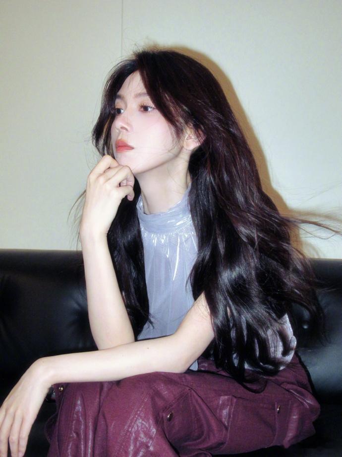 陈瑶女人中的女人  陈瑶紫色很有韵味 很少有人能把深紫色穿出这么高级的韵味，陈瑶