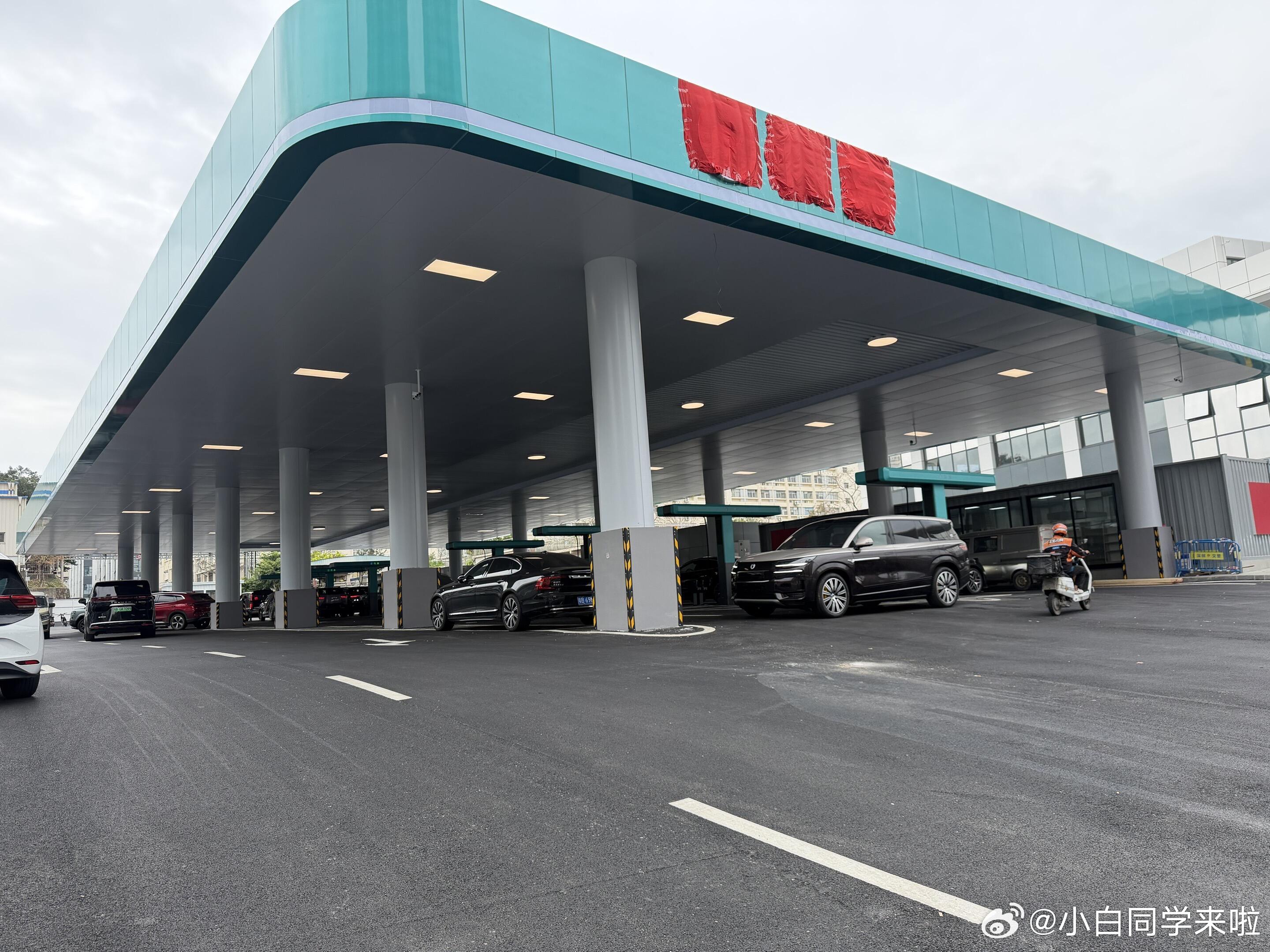 比亚迪大型闪充站原来是这样的，很“加油站”。新能源汽车 大v聊车