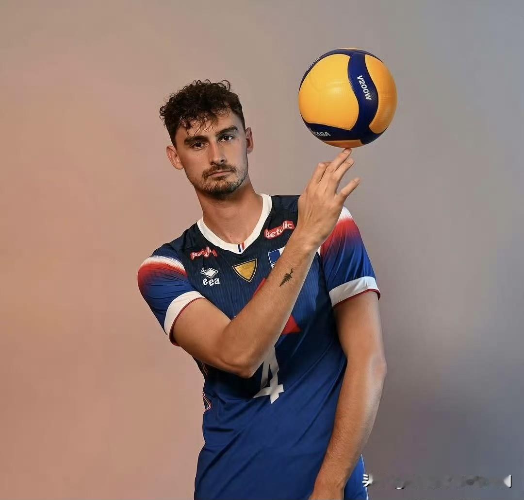 法国名将帕特里跟加拉塔萨雷新合约将持续到2027年，但土耳其豪门的管理层已计划提