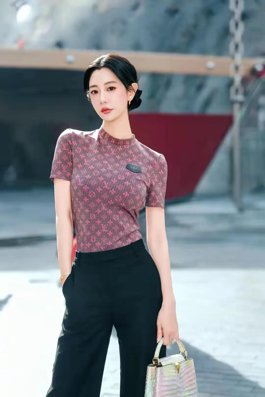 永远会被克拉拉的状态惊艳到！
不刻意的性感，不张扬的高级，
每一套穿搭都精准踩在