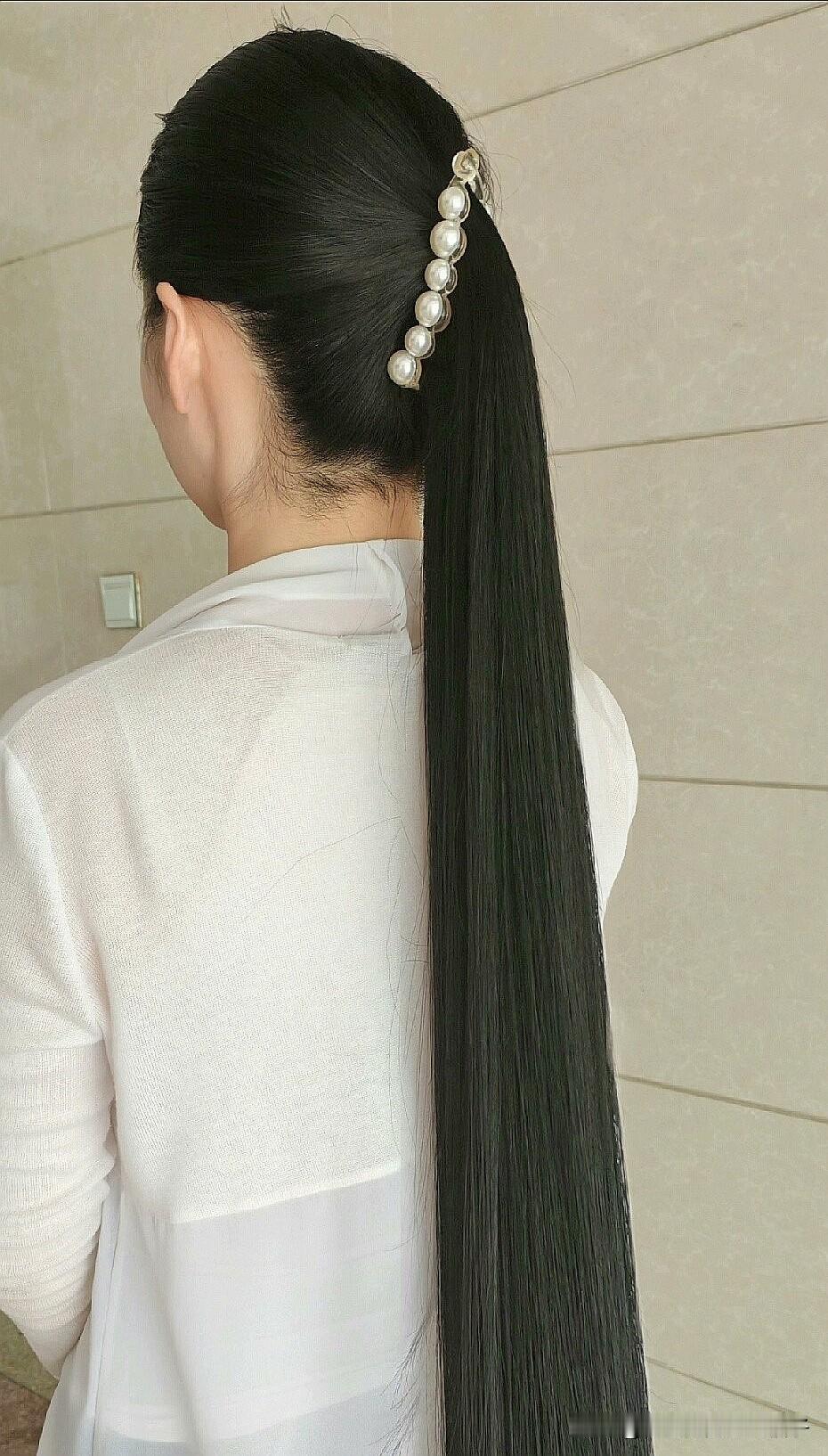 乌黑亮丽柔顺丝滑的长头发，一直是我喜爱的，曾经有人给我1500元都没舍得剪[害羞