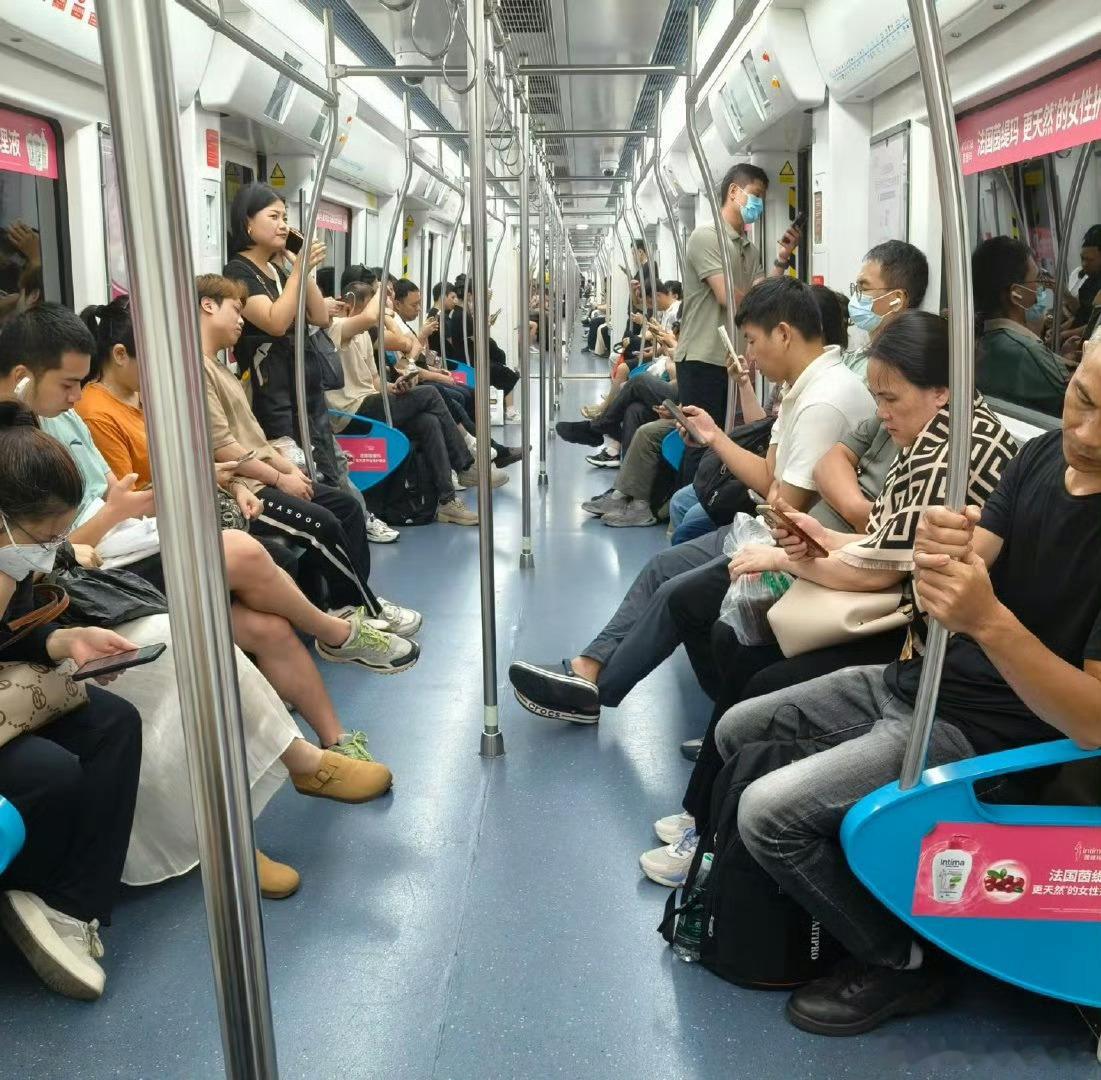 在地铁上和帅哥对视时应该干什么偶遇对视纯属日常小插曲，坦然对视一瞬后看向别处，不