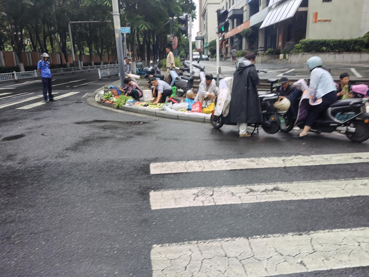 占道摆摊天天上演“猫鼠游戏”，城市治理真的该彻底根治了！
 
在南京吴侯街与太清