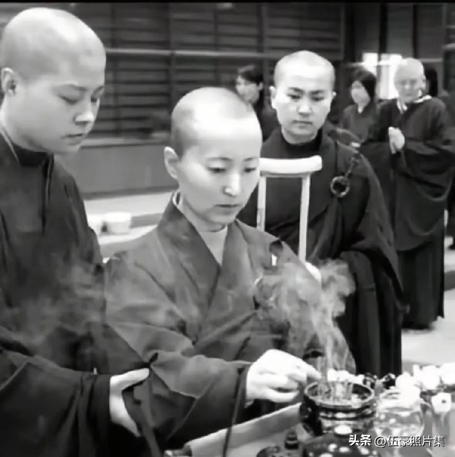 2007年，陈晓旭生前在寺庙佛堂住处的留影，病痛的折磨让她只能借助轮椅和拐杖才能
