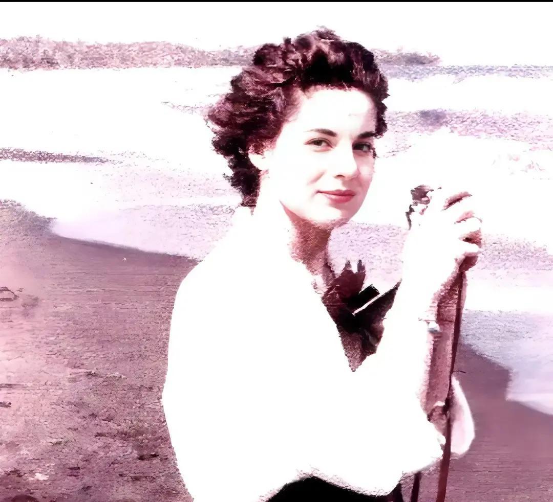 美国女特工好不容易将卡斯特罗勾上床，缠绵一夜后，准备给其牛奶杯投毒，卡斯特罗一个