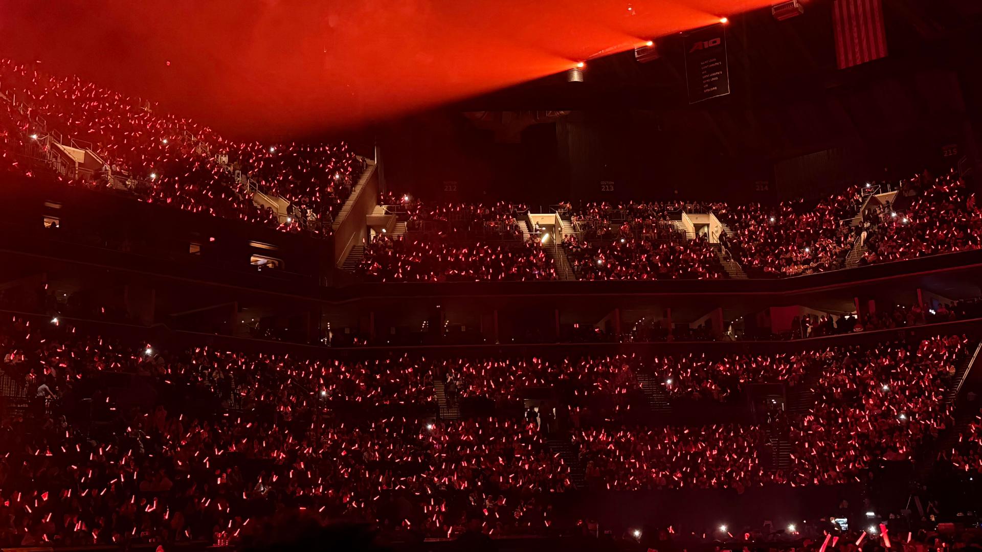 汪苏泷纽约上座率汪苏泷上座率汪苏泷世巡纽约站，巴克莱中心座无虚席，粉色与红色灯海