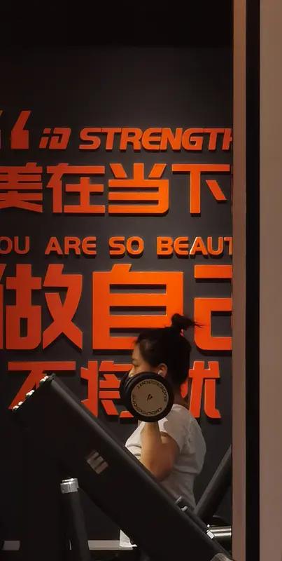 人到中年，
要离开的人就别留了，
凉了的关系就别硬捂了，
因为就算挽留也是徒劳，