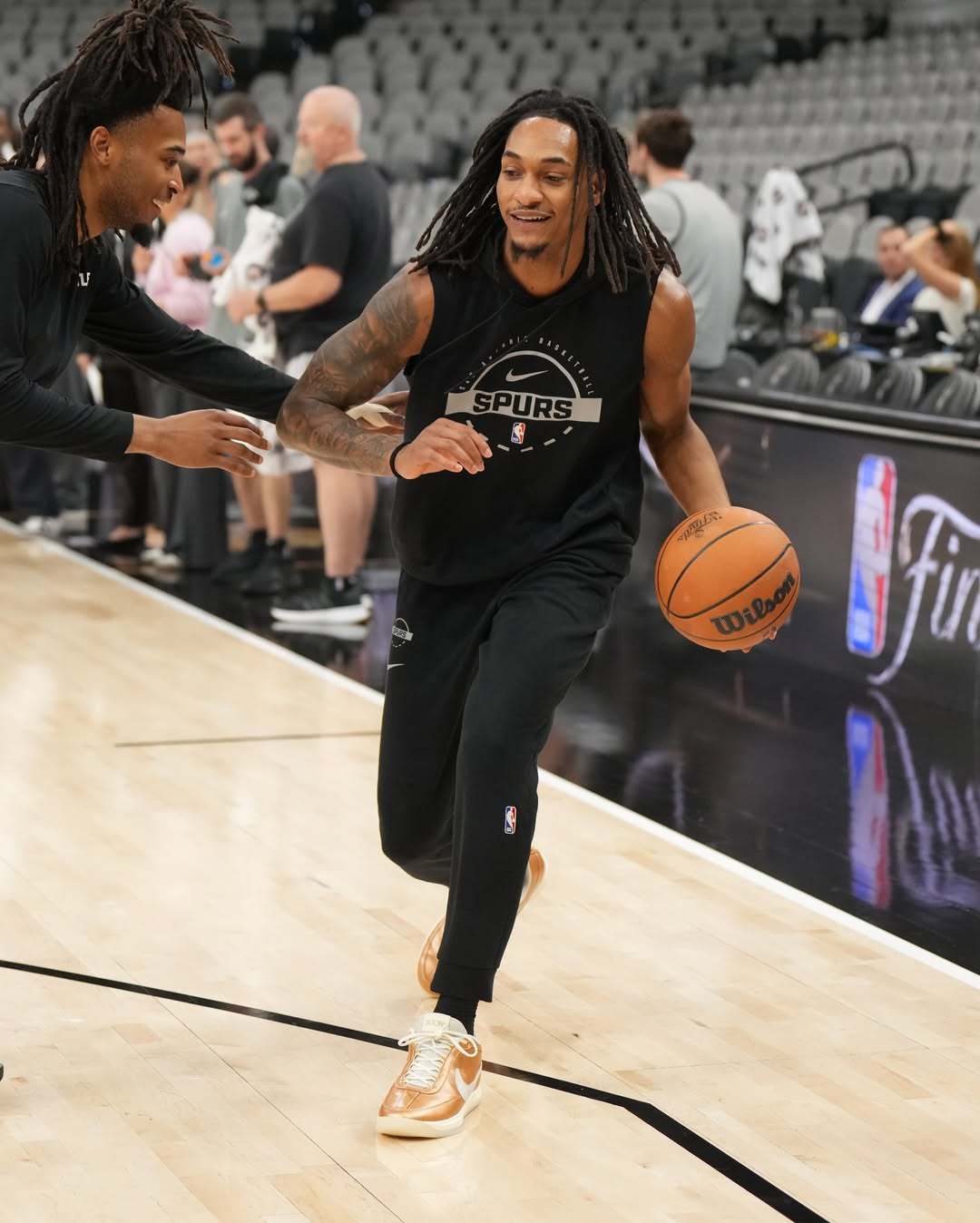 看看瓦塞尔上脚的布克2，好看吗？NBA