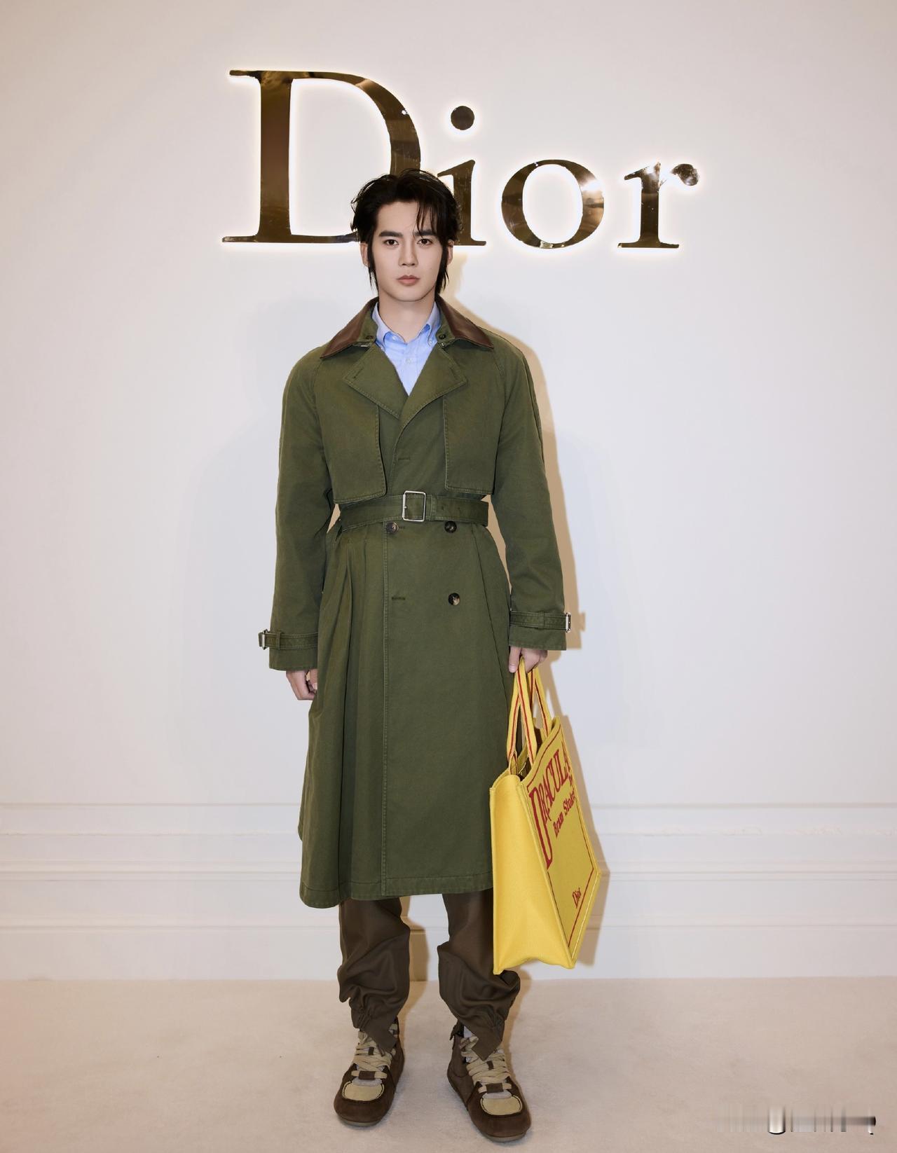 于适穿得是迪奥风衣，但第一眼看着就像东北军大衣啊，连配色都是一模一样的。