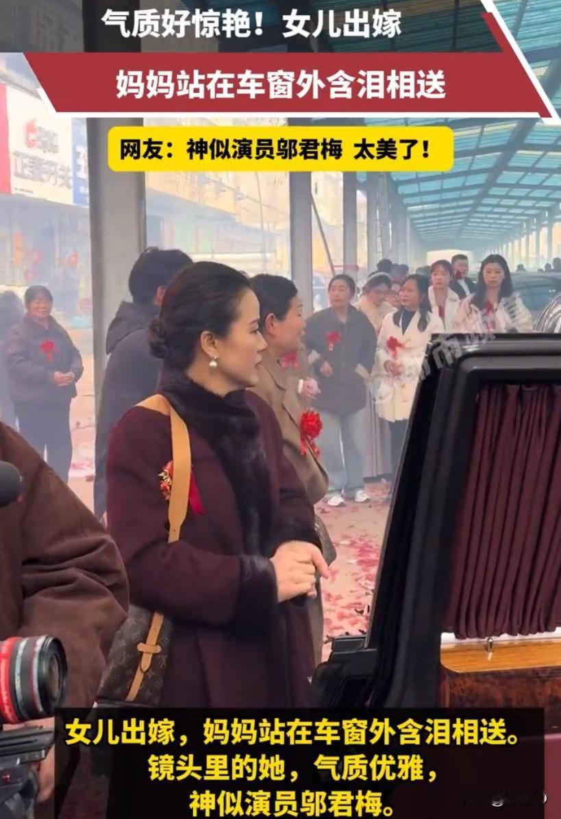 一场中式婚礼的现场视频突然在网上刷屏，本来大家的目光都聚焦在穿着凤冠霞帔的新娘身