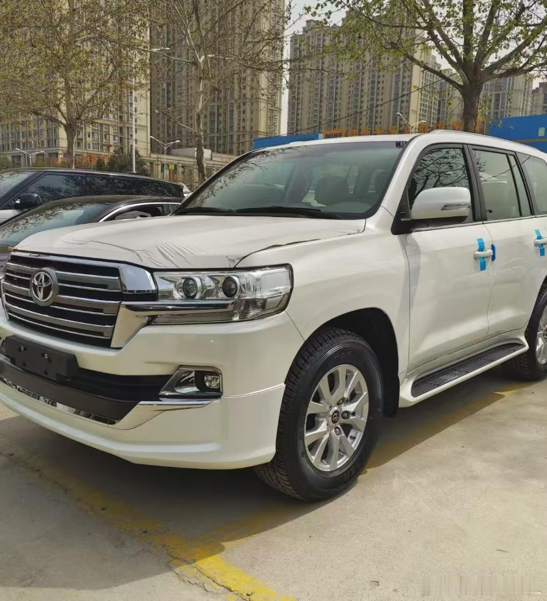 丰田酷路泽 5700 ，国六，5.7L 大V8自吸真皮座椅，加热通风， 气泵、1