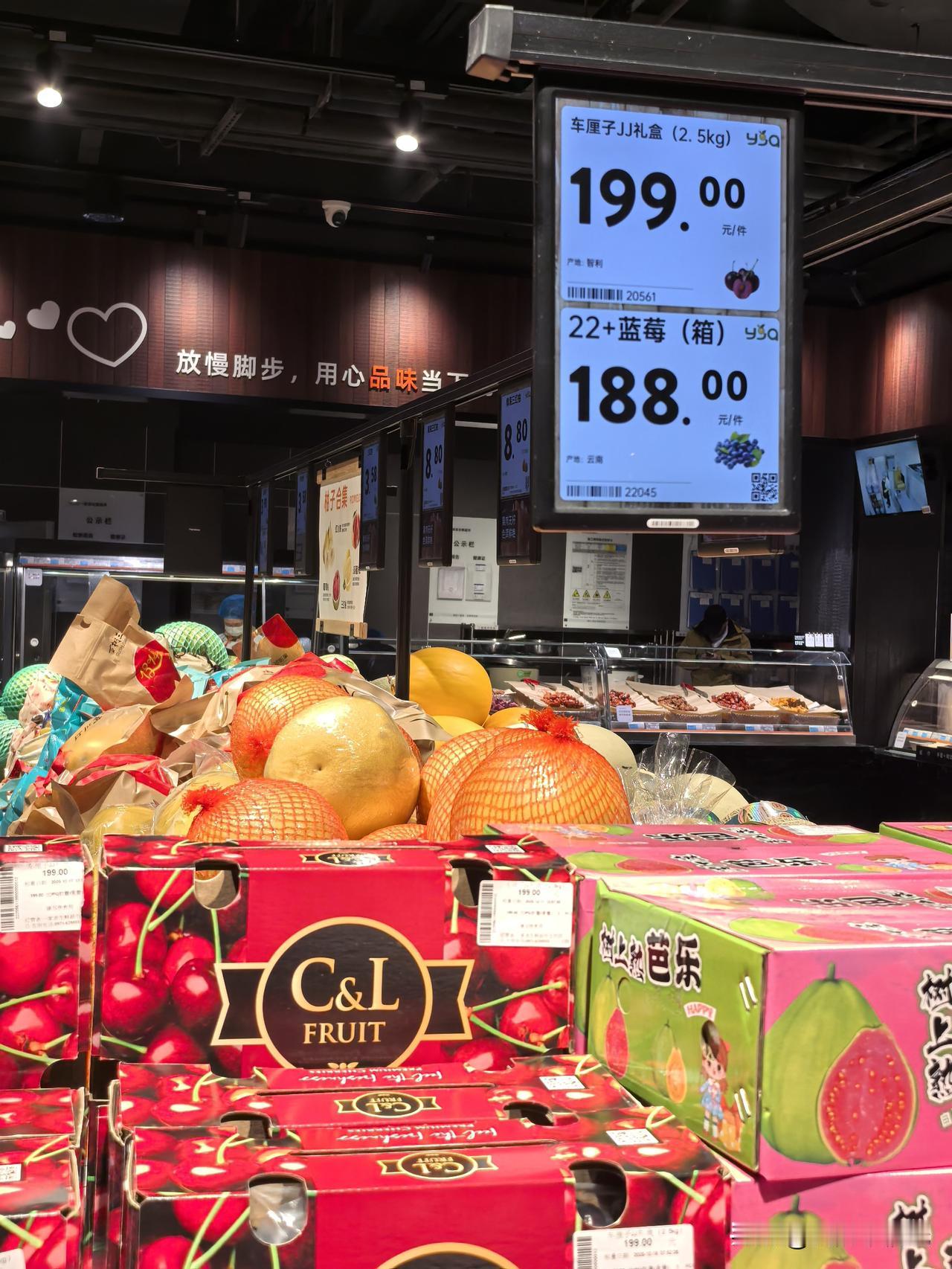 今天到西宁一家亲生物园店买水果，发现新鲜车厘子上市了，2.5公斤199元，按这个