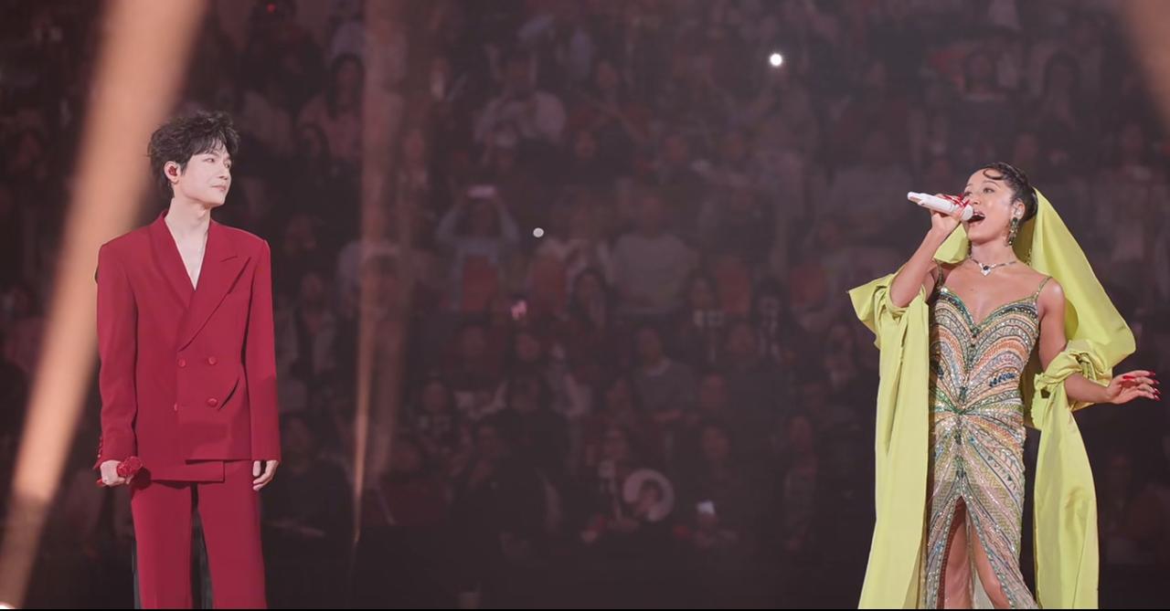 陈楚生与吉克隽逸的《青春的颜色》上桌啦！
太好听了，这现场与综艺节目上一样一样的