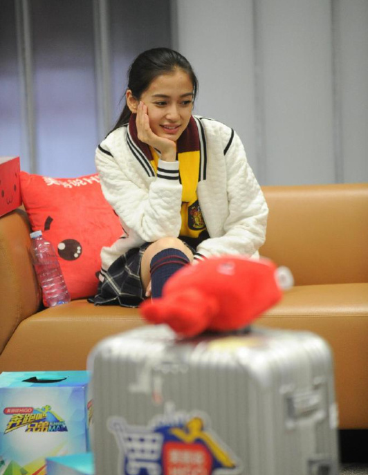 Angelababy以前录节目是没有造型师的，头发基本上自己随手扎，看起来却很好