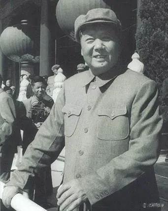 毛新宇将军作为毛主席和杨开慧烈士的孙子，在精神上几乎完整的传承了毛主席的廉洁为重