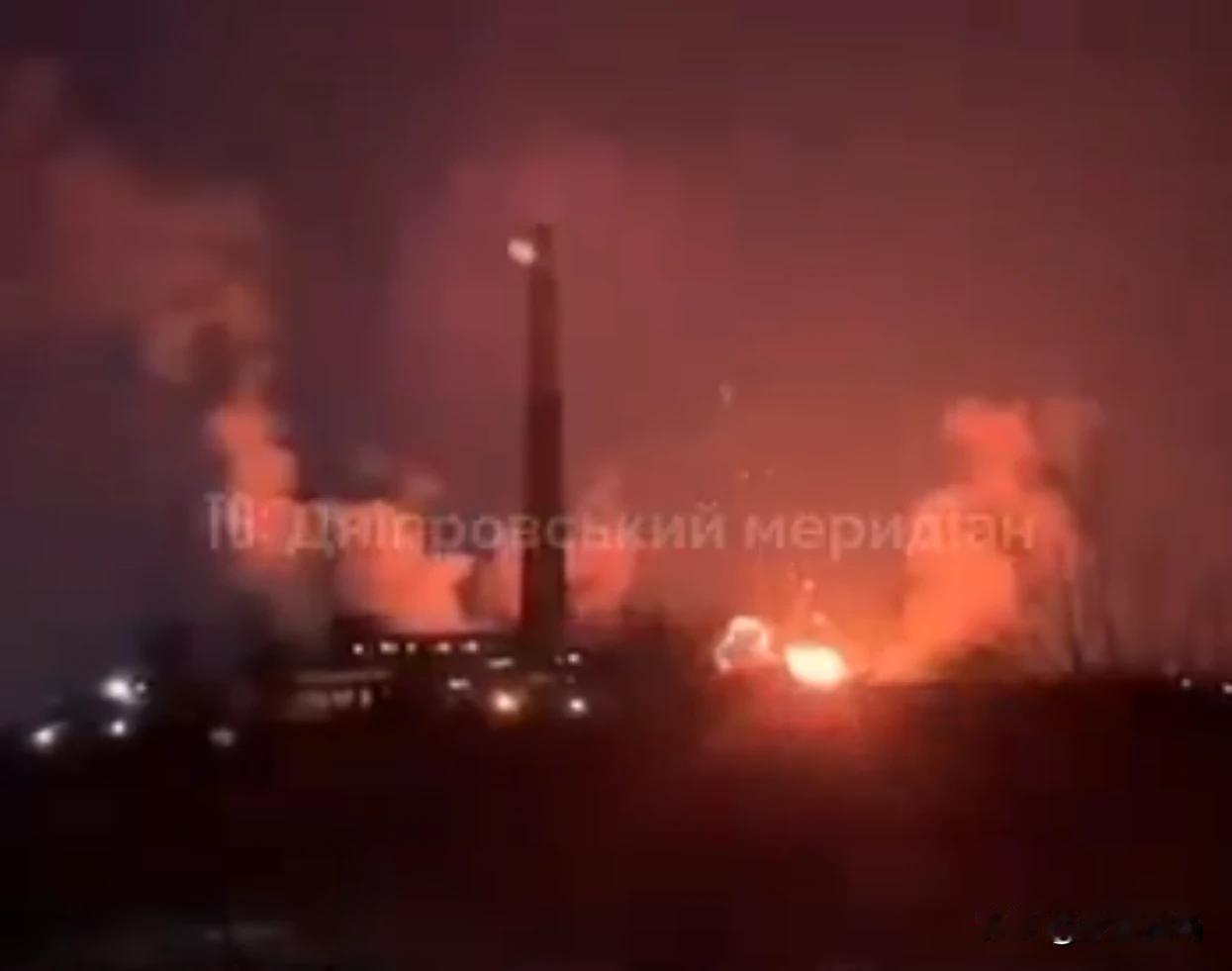 昨晚，俄军恢复了对乌克兰能源基础设施的打击。
     乌克兰能源设施正遭遇大规