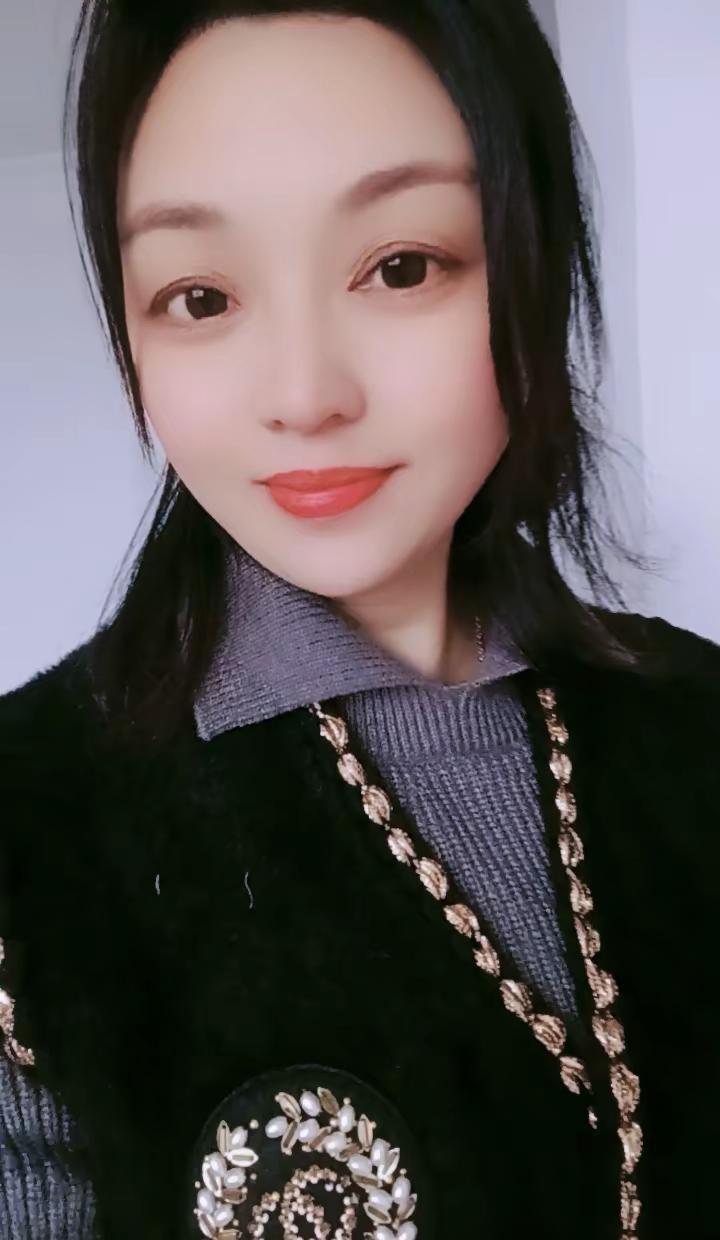 心向平和，不与世俗相争，守着一方小天地，安然度日。沐晨光，伴晚风，把平凡的日子过