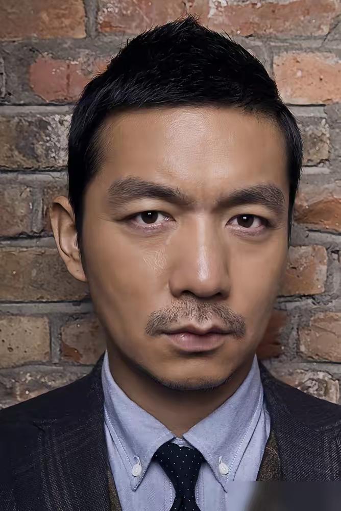 北影学生邢佳栋，因为替女同学出头打架，被开除了。就这一下子，前程断了。开除后，他