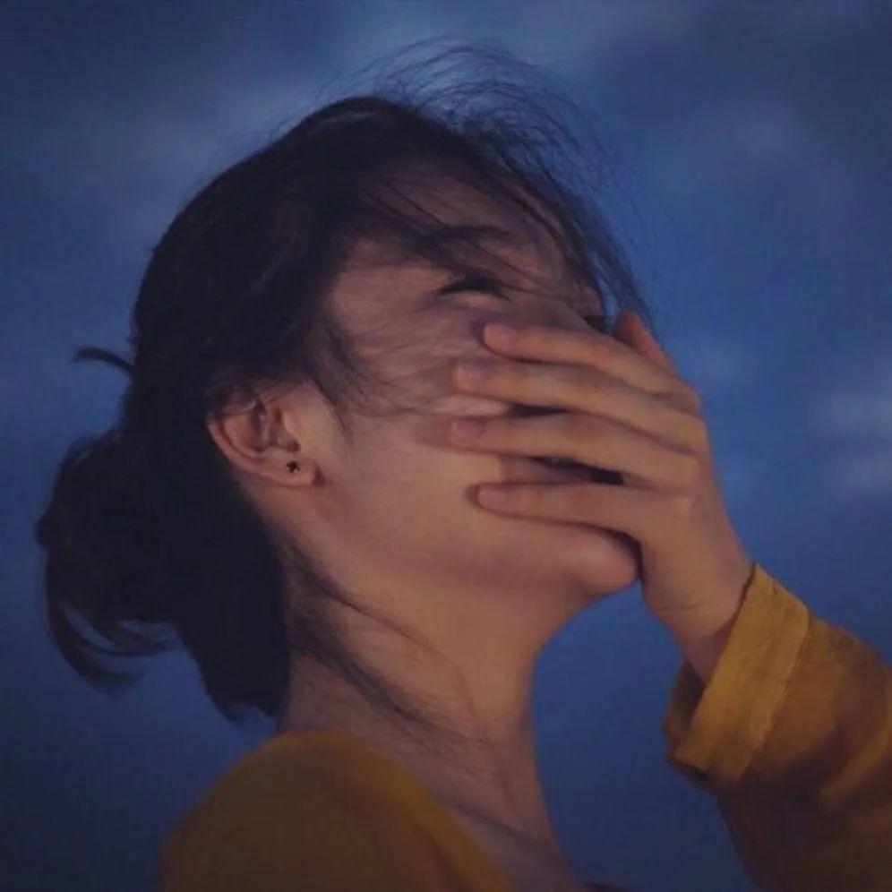 没干活却很累，不是懒，是心太累。 

是你一直在反复内耗， 

精神当然会被慢慢