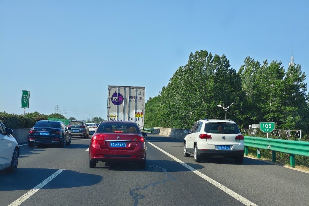 五一 这些走应急车道的车真爽，不用堵车，又不罚款。 ​​​
