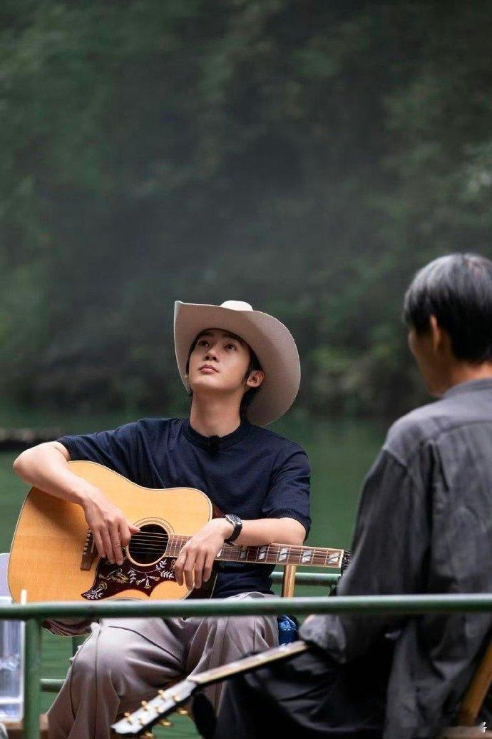 内娱胆大赛道又添一员猛将于适一只手不扶还能弹唱，真的打破认知！高空吊桥本身就需要