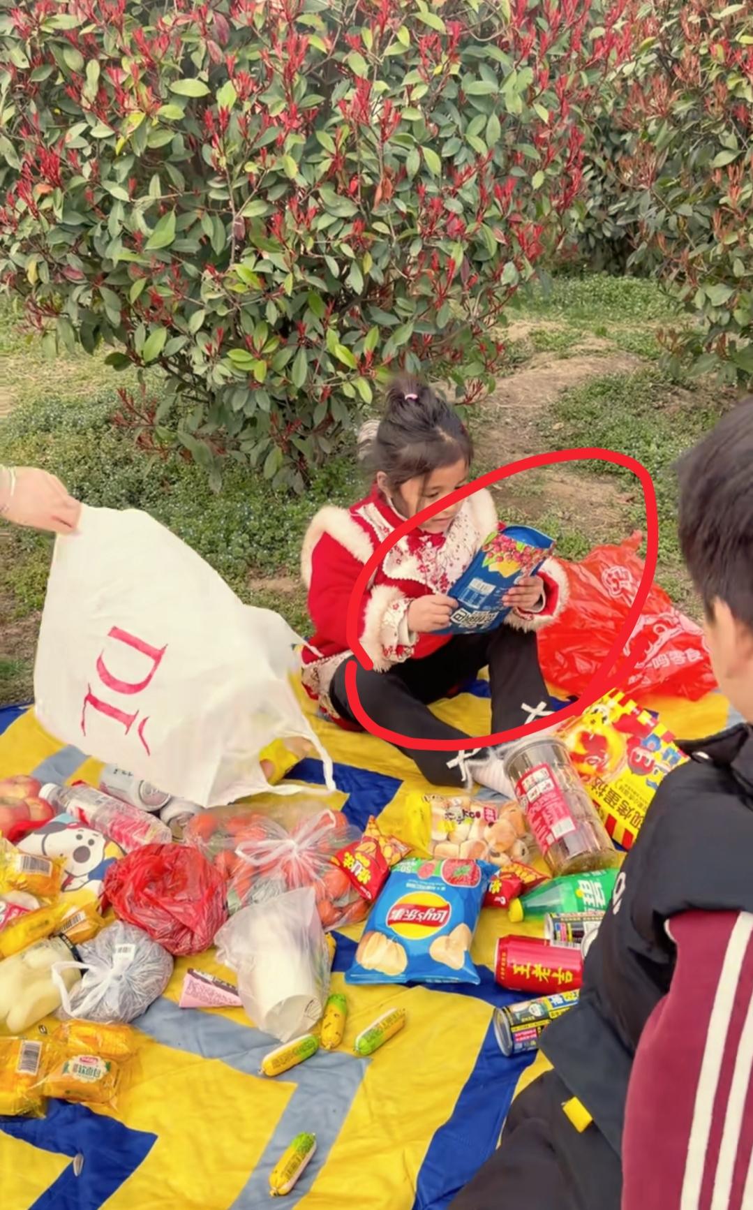 看到安娜没半年回到中国就忘光了乌尔都语，我忍了
看到他在家里被宠成了一个小霸王，