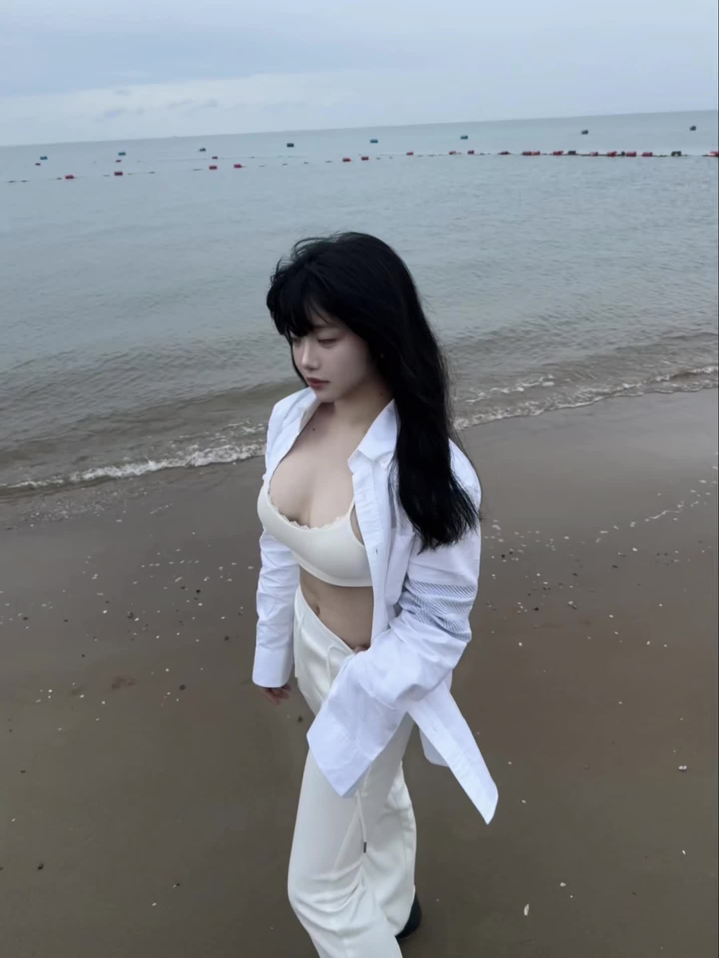 你问我想说什么，我不知道，我甚至无法说出口，文字太贫瘠，而我又见不到你...